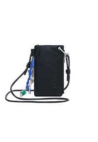 Czarna skórzana torba na ramię o fakturowanym wykończeniu, ozdobiona dekoracyjnym niebiesko-zielonym breloczkiem i wytłoczonym logo "Desigual".