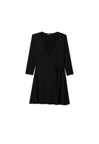 Robe portefeuille noire en tissu texturé, avec un décolleté plongeant en V, des manches longues et un détail ceinture nouée à la taille. La jupe s'évase légèrement.