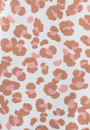 Tessuto con stampa leopardata caratterizzato da grandi macchie marroni e rosa su sfondo bianco, con una superficie morbida e testurizzata.