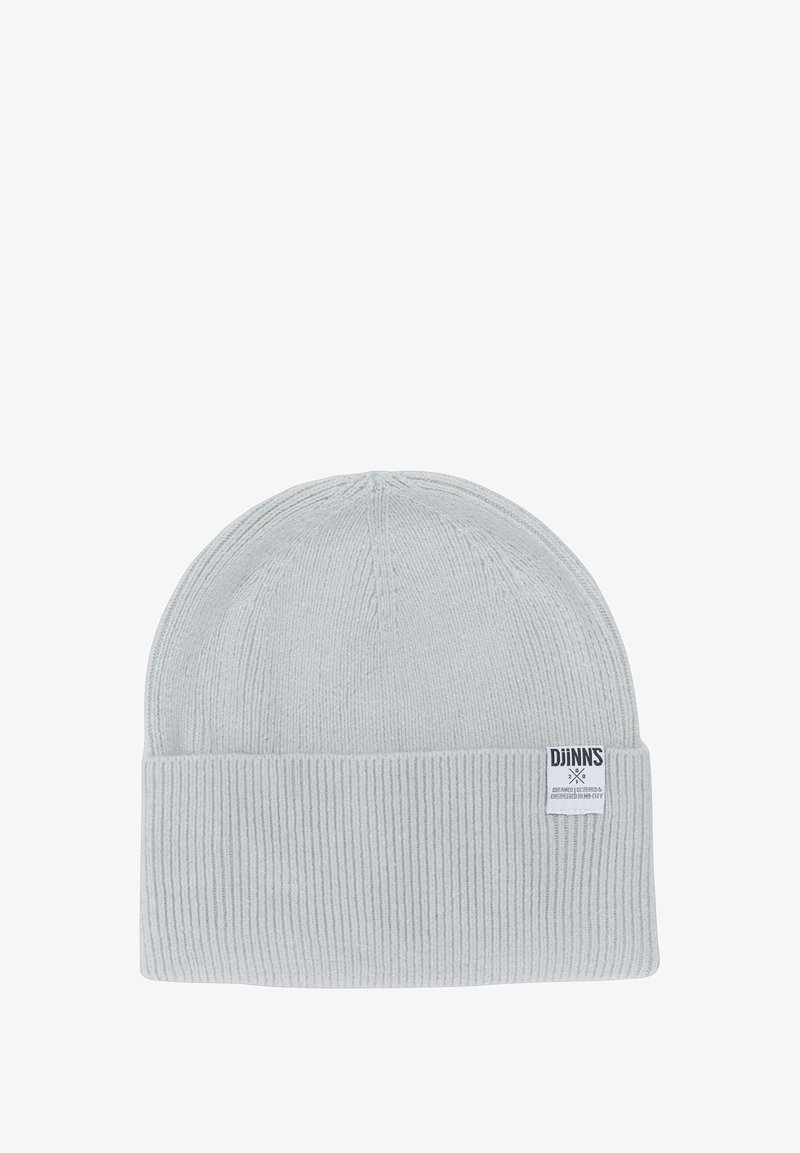Bonnet côtelé gris clair avec revers plié et petite étiquette rectangulaire sur le côté du revers indiquant "DJINNS".