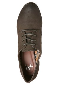 Chaussure en cuir vert foncé à bout arrondi, avec lacets à l'avant et doublure intérieure à motif. Texture lisse et détails de coutures discrètes visibles.