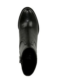 Stivale alla caviglia in pelle nera con punta affusolata, texture liscia, cuciture decorative e cerniera laterale per la chiusura.