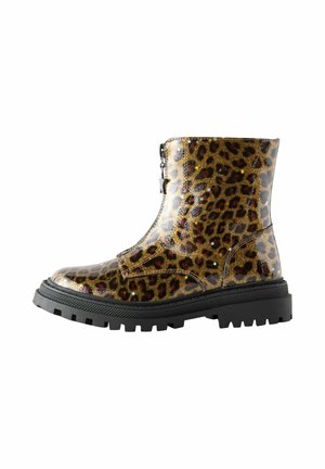 Hausschuh mit Leopardenmuster, glänzender Oberfläche, seitlichem Reißverschluss und klobiger schwarzer Sohle. Verfügt über ein strukturiertes Muster mit glitzernden Akzenten.