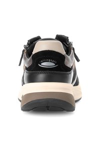 Zwarte en bruine sneaker met een texturen afwerking, voorzien van een witte logotab en een gevoerde hiel. Lichtgekleurde zool met een rubberen profiel.