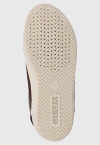 Zapatilla de ante marrón con suela de goma blanca. La suela presenta un patrón de espiga y agujeros de ventilación, con la marca "GEOX".