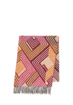 Manta con patrón geométrico multicolor en tonos de rosa, naranja y marrón, con un borde gris con flecos. Textura de tela suave.