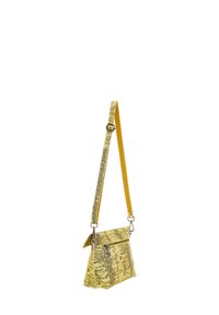 Gul crossbody taske med en struktureret overflade, der har et topklap, frontlomme med lynlås og justerbar strop i en kontrastfarve.