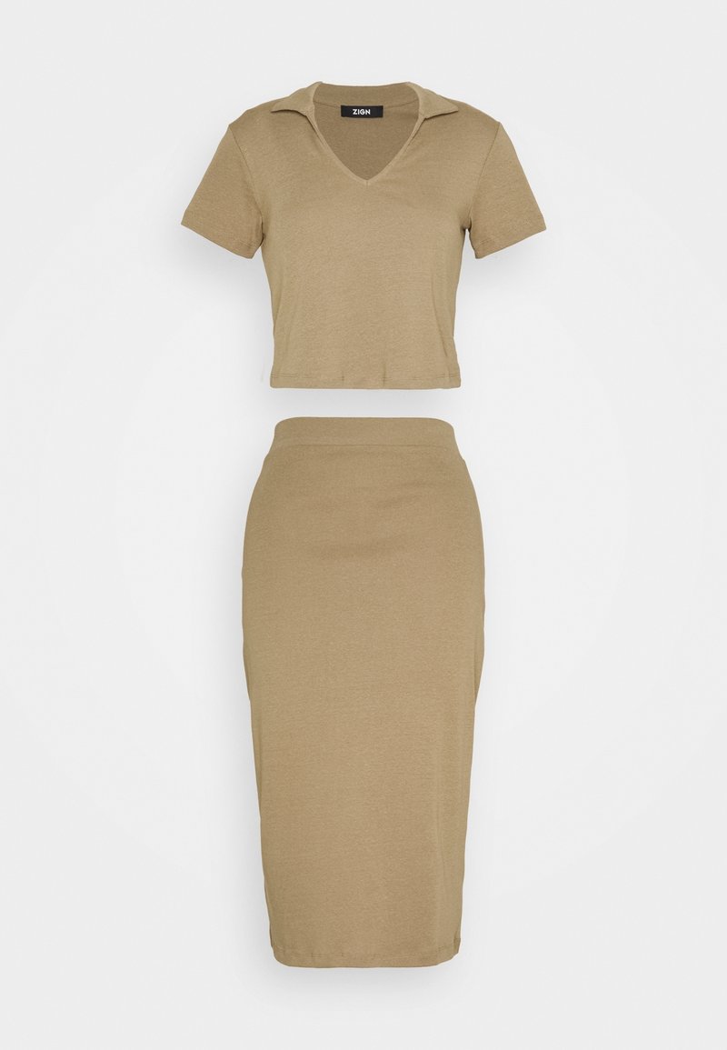 Ensemble beige deux pièces avec un crop top à manches courtes, col en V sans col, et une jupe crayon taille haute longueur genou.