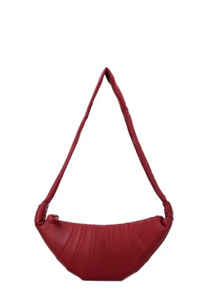 Rode, halve maanvormige leren schoudertas met gestikte verticale panelen en een gevoerde band die aan beide uiteinden in een lus is gestoken.