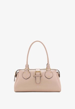 Borsa beige rettangolare con due manici, una fascia frontale con fibbia, ferramenta dorata e chiusura superiore con cerniera.