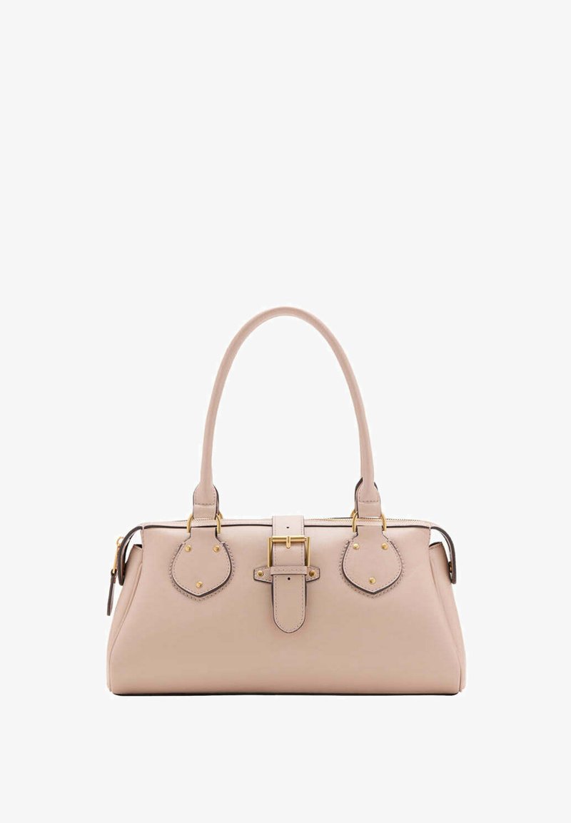 Sac à main rectangulaire beige avec deux poignées, une sangle avant à boucle, des ferrures dorées et une fermeture zippée sur le dessus.