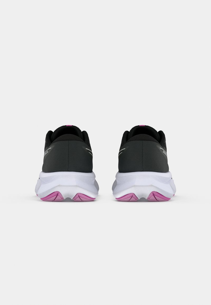 Schwarze Sportschuhe mit einer strukturierten Oberseite, weißer Zwischensohle und pinken Akzenten auf der Laufsohle. Verfügt über einen gepolsterten Kragen und reflektierende Details.