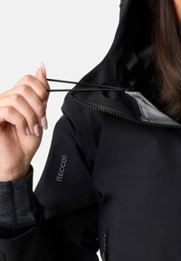 Giacca nera impermeabile con logo RECCO. Presenta un cappuccio regolabile, zip con fodera e polsini interni morbidi grigi. Texture liscia, design aderente.