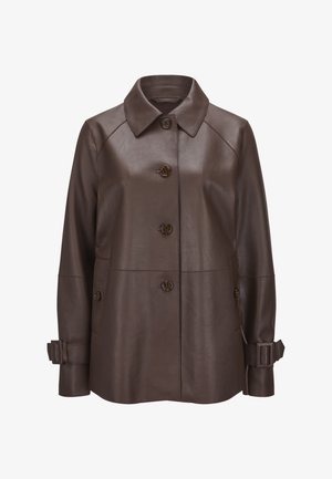 Braune Lederjacke mit Kragen, fünf Knöpfen, Seitentaschen und Schnallenakzenten an den Ärmeln. Glatte Textur, taillierte Passform.