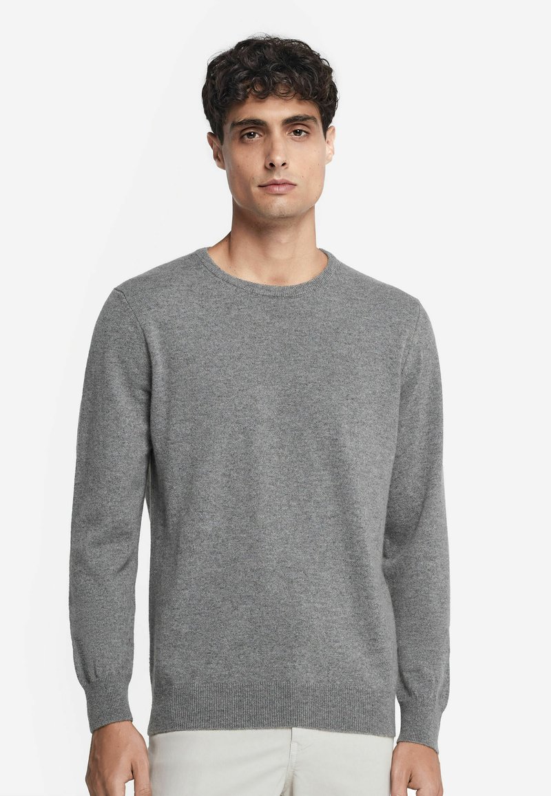 Szary sweter wykonany z dzianiny, z okrągłym dekoltem, długimi rękawami, żebrowanymi mankietami i dopasowanym pasem. Minimalistyczny design.