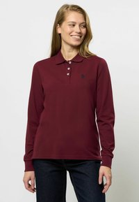Bordeaux lange mouw polo shirt met een knoopkraag, voorzien van een klein zwart logo op de linkerborst en een zachte, gladde stoftextuur.