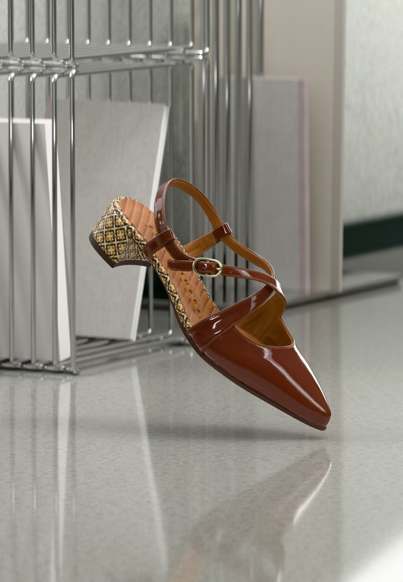 Γυαλιστερό καφέ δερμάτινο παπούτσι τύπου slingback με μυτερή μύτη, σταυρωτά λουράκια και τακούνι σε σχήμα μπλοκ με γεωμετρικά σχέδια.