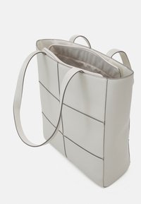 Šedá, strukturovaná taška přes rameno vyrobená z hladkého syntetického materiálu. Obsahuje dvě horní uchopovací rukojeti a vnitřní kapsu na zip.