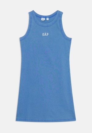 Blå ärmlös klänning i bomull med ribbad textur; har en vit "GAP"-logotyp på bröstet. Enkel, rak skärning.