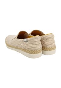 Zapatos slip-on de malla beige que presentan una suela intermedia de yute trenzado, punta redonda, acolchado en la parte trasera y un pequeño detalle de logo en el lateral.