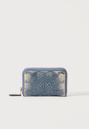 Pequeña cartera rectangular azul de denim con un patrón floral hecho de pequeños puntos en relieve y cierre de cremallera con una pestaña tiradora sobre un fondo blanco.