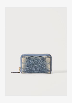 Kleine rechthoekige blauwe denim portemonnee met bloemenpatroon van kleine verhoogde stippen en een rits met een trekker op een witte achtergrond.