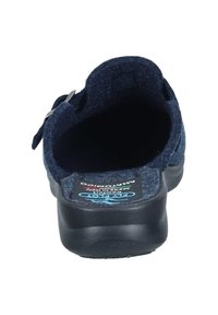 Marineblaue Filz-Slipper mit einer abgerundeten Rückseite, einer strukturierten Einlegesohle und einer schwarzen Gummisohle. Mit einem metallischen Schnallenakzent an der Seite.