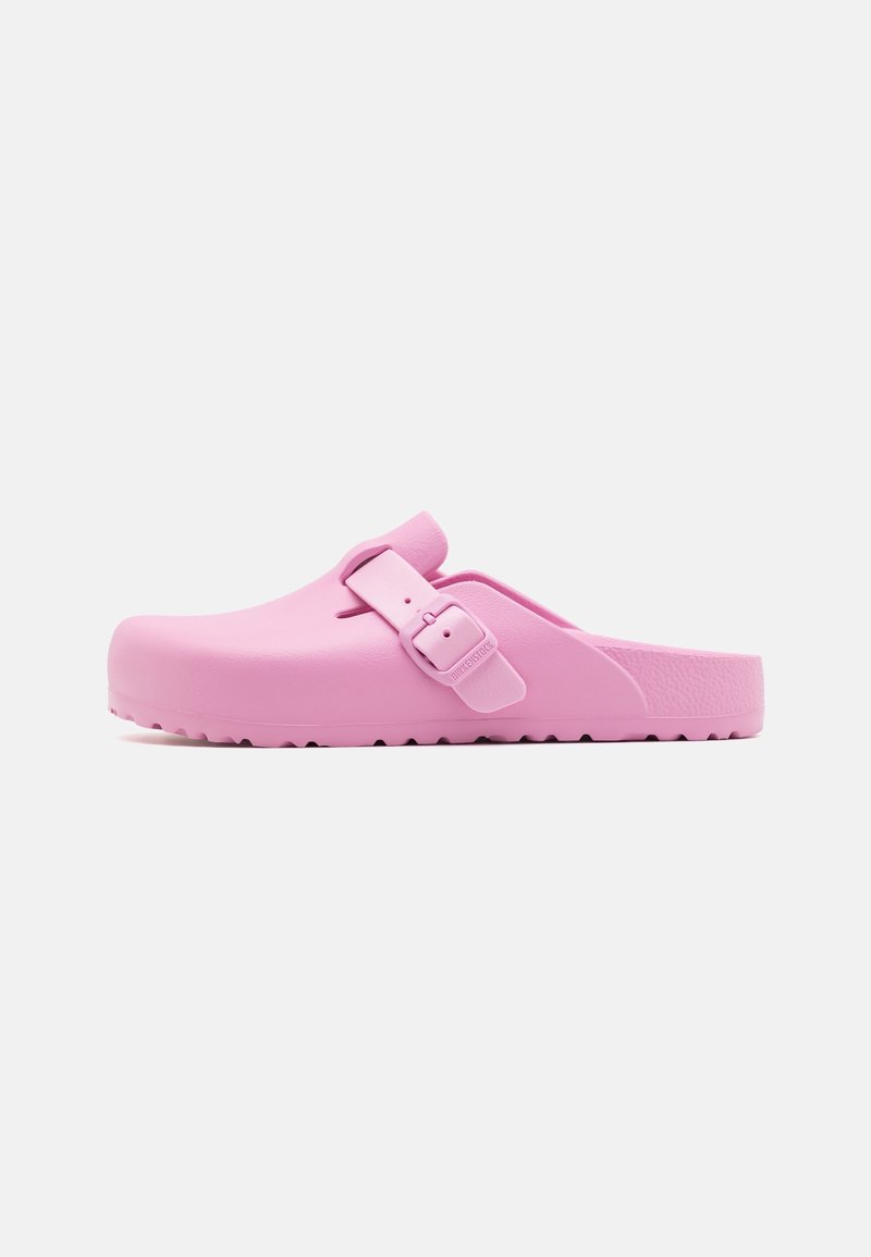 Sabot rose à enfiler avec boucle latérale réglable et semelle texturée, conçu pour un port décontracté et confortable.