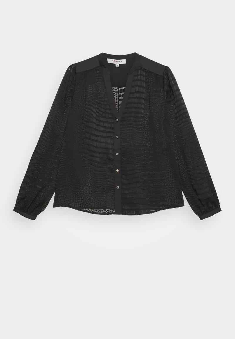 Blusa nera a maniche lunghe con pattern testurizzato a coccodrillo, chiusura con bottoni davanti e colletto nero solido. Materiale trasparente con dettagli di maniche arricciate.