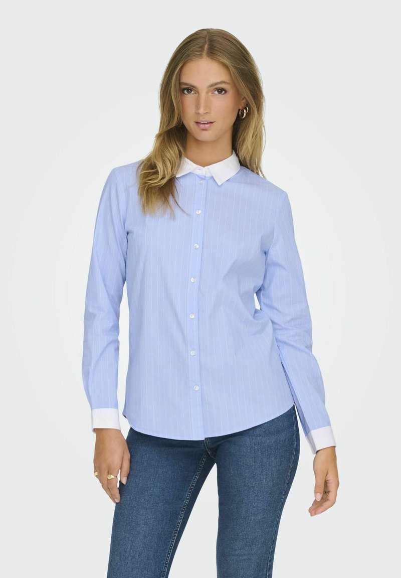 Blauwe gestreepte button-up shirt met een witte kraag en manchetten; beschikt over lange mouwen en een getailleerd ontwerp, gemaakt van een lichte stof.
