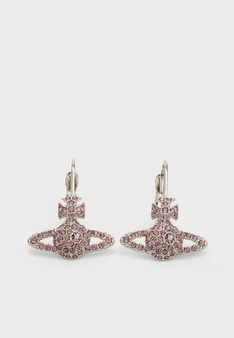 Rosa pärlörhängen med en krondesign, som har intrikata mönster av glittrande stenar, monterade i silverfärgad metall.