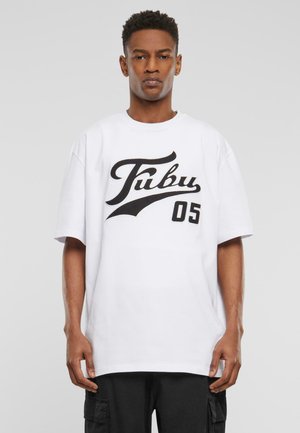 VARSITY TEE - Marškinėliai su spaudiniu - white