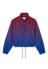 Červeno-modrá gradientová větrovka s geometrickým vzorem, se zipovým uzávěrem, stojáčkem, elastickými manžetami a stahovacími lemy. Logo Lacoste.
