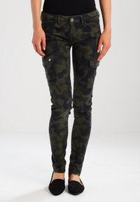 Kargo kalhoty v tmavě zeleném maskáčovém vzoru, se dvěma bočními kapsami, slim fit, navržené z hladkého materiálu s příměsí bavlny.