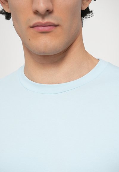 Ανοιχτό μπλε βαμβακερό μπλουζάκι με στρογγυλή λαιμόκοψη και κοντά μανίκια, λεία υφή, εφαρμοστή σχεδίαση και χωρίς εμφανείς διακοσμήσεις.