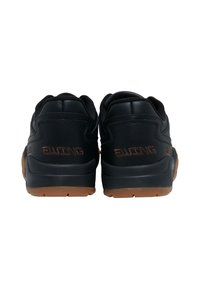 Sneakers in pelle nera con una texture liscia, dotati di una suola imbottita e una suola in gomma. La vista posteriore mostra il logo del marchio in marrone.