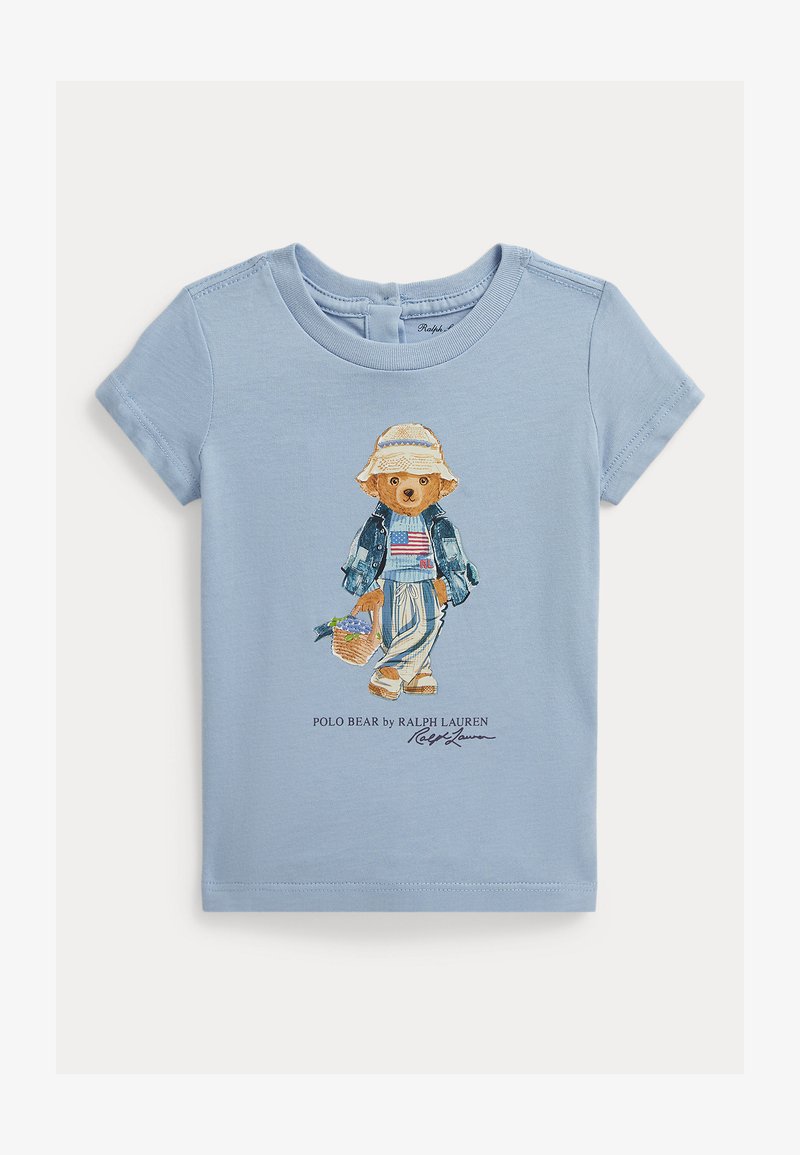 Ανοιχτό μπλε κοντομάνικο μπλουζάκι με κεντητό καρτούν αρκουδάκι που φοράει ψάθινο καπέλο, τζιν μπουφάν, ριγέ μπλουζάκι και κρατάει καλάθι με λουλούδια.