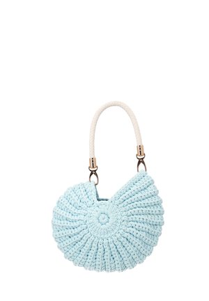 Geantă croșetată bleu deschis, în formă de scoică, cu mâner alb împletit și accesorii aurii.