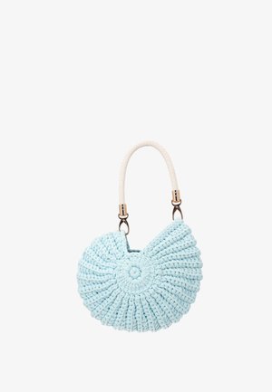Geantă croșetată bleu deschis, în formă de scoică, cu mâner alb împletit și accesorii aurii.