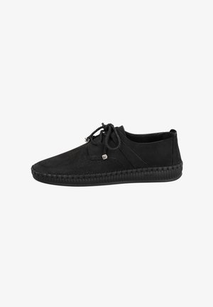Schwarze Wildledersneaker mit strukturiertem Obermaterial, gewebten Details um die Sohle und schwarzen Schnürsenkeln. Abgerundete Zehenpartie und flexible Gummisohle.