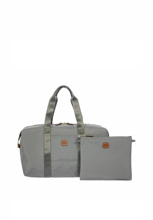 Graue große Reisetasche mit zwei Griffen und einem kleineren passenden Reißverschlussbeutel, beide mit einem kleinen braunen Logo-Patch.