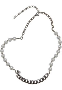 Choker-halskjede med vekselsvis hvite perler og sølvkjede-lenker, med en hummertanglås og justerbar kjede for passform.
