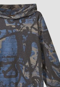 Felpa con cappuccio caratterizzata da una base grigio scuro con motivi astratti blu e beige, realizzata in tessuto morbido con una vestibilità rilassata e un design testurizzato.