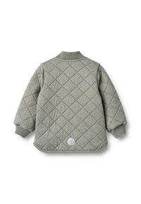 Gewatteerd grijs jack met ruitpatroon, geribde kraag en manchetten, en een ronde logo patch op de achterkant. Zachte textuur en een ontspannen pasvorm.