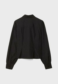 Camicia nera a maniche lunghe con colletto, caratterizzata da una texture liscia e polsini con bottoni. Sul retro presenta elementi di design semplici e senza decorazioni.