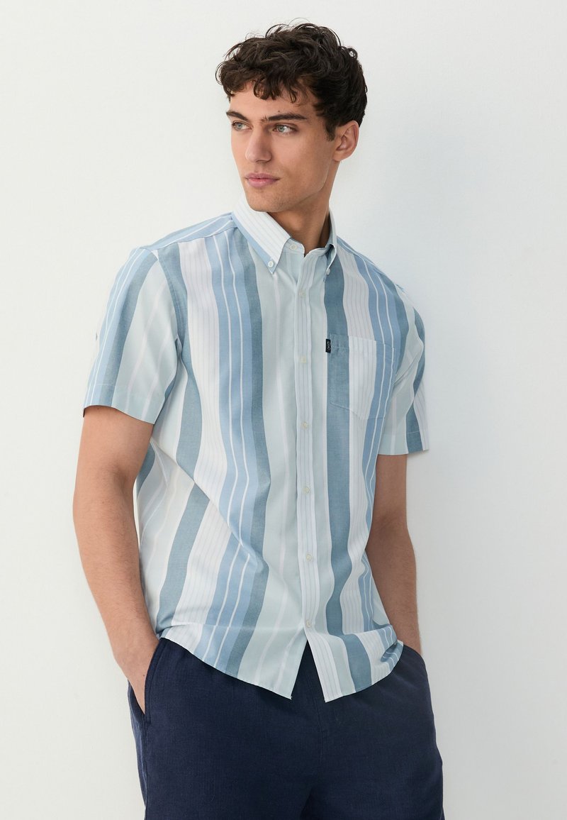 Kratek rokav s srajco na gumb z vertikalnimi svetlo modrimi in belimi črtami, podrobnostjo žepa in sproščenim krojem, izdelano iz lahkotnega materiala.