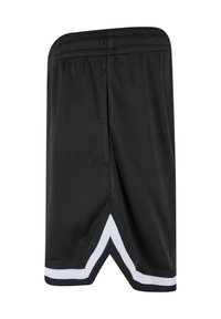 Shorts de sport noirs avec des bandes chevrons blanches et noires près de l’ourlet et une ceinture élastique, confectionnés en tissu mesh respirant.