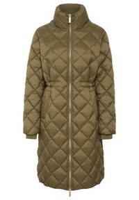 Oliven grøn, quilted lang frakke med høj krave, frontlynlås og elastiske manchetter. Har diamantformede mønstre og snøre i taljen.