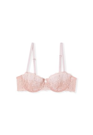 Soutien-gorge en dentelle rose clair avec bretelles ajustables et armatures, présentant des motifs floraux et des bords festonnés sur les bonnets et la bande.