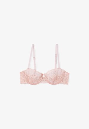 Bra in pizzo rosa chiaro con spalline regolabili e ferretto, caratterizzato da motivi floreali e bordi ondulati su coppe e fascia.
